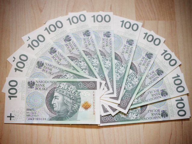 Banknoty 100-złotowe ułożone w wachlarz /fot. Natalia Łyczko