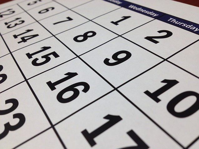 Karta z kalendarza z widocznymi okienkami poszczególnych dni miesiąca